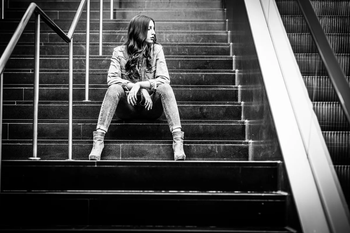 Fashion-Porträt auf einer Treppe