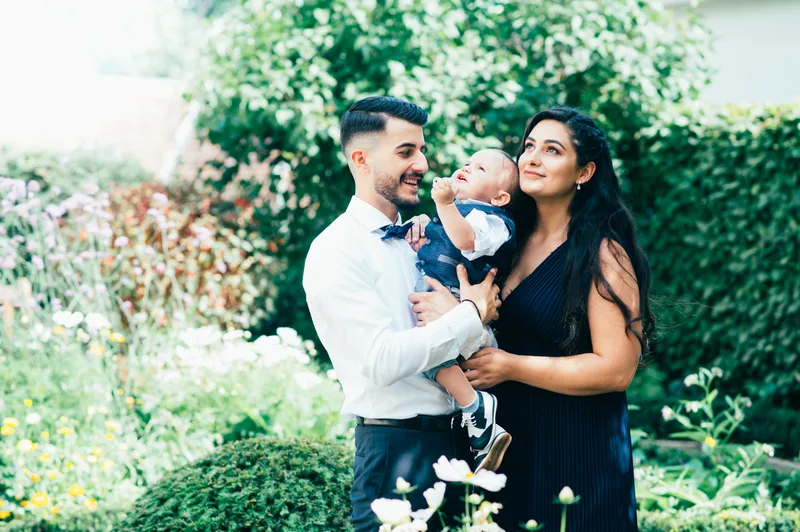 Familie beim Spielen outdoor, Familienfotoshooting – Euripidis Photography Waiblingen
