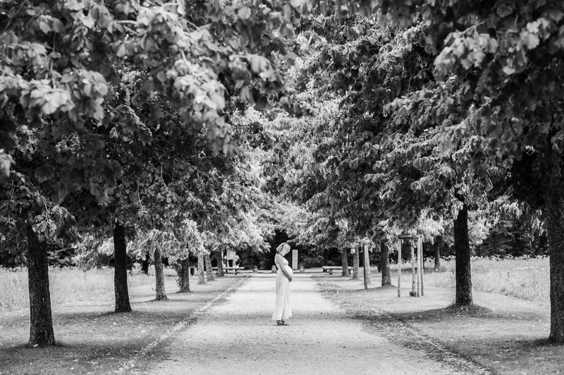 Werdende Mutter im Park, Babybauch Fotoshooting – Euripidis Photography Esslingen